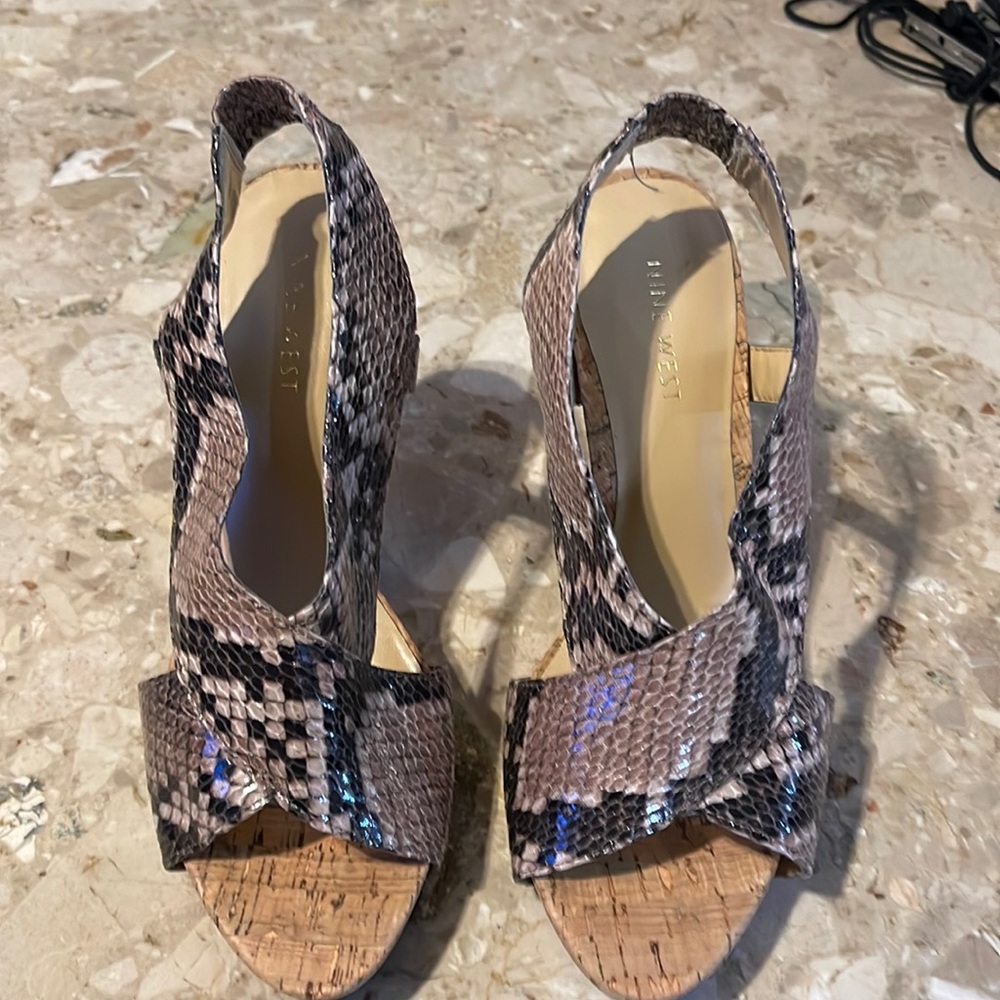 Women’s high heeled snake skin pattern gently used